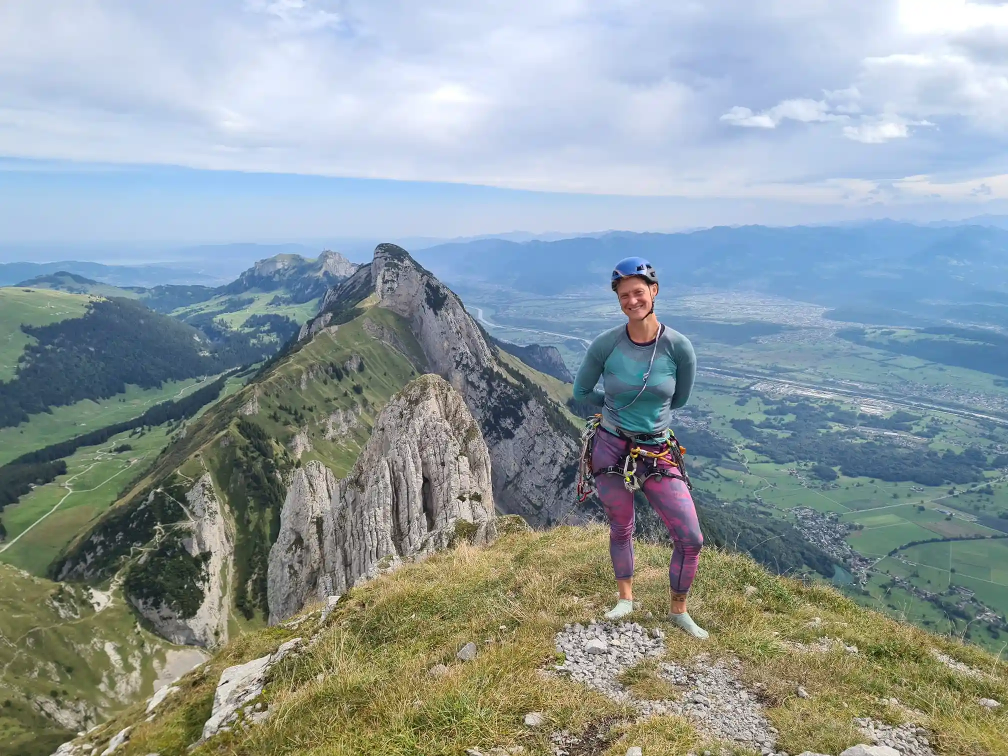 Sarah Schwegler – Gründerin und Naturführerin von Natursinne Sarah Schwegler, Gründerin von Natursinne, mit Kletterausrüstung auf Berggipfel