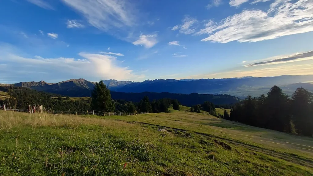 wandern-tour-karte-startseite Weitläufige Bergpanoramaaussicht vom Tanzboden mit blauem Himmel und grünen Alpenwiesen