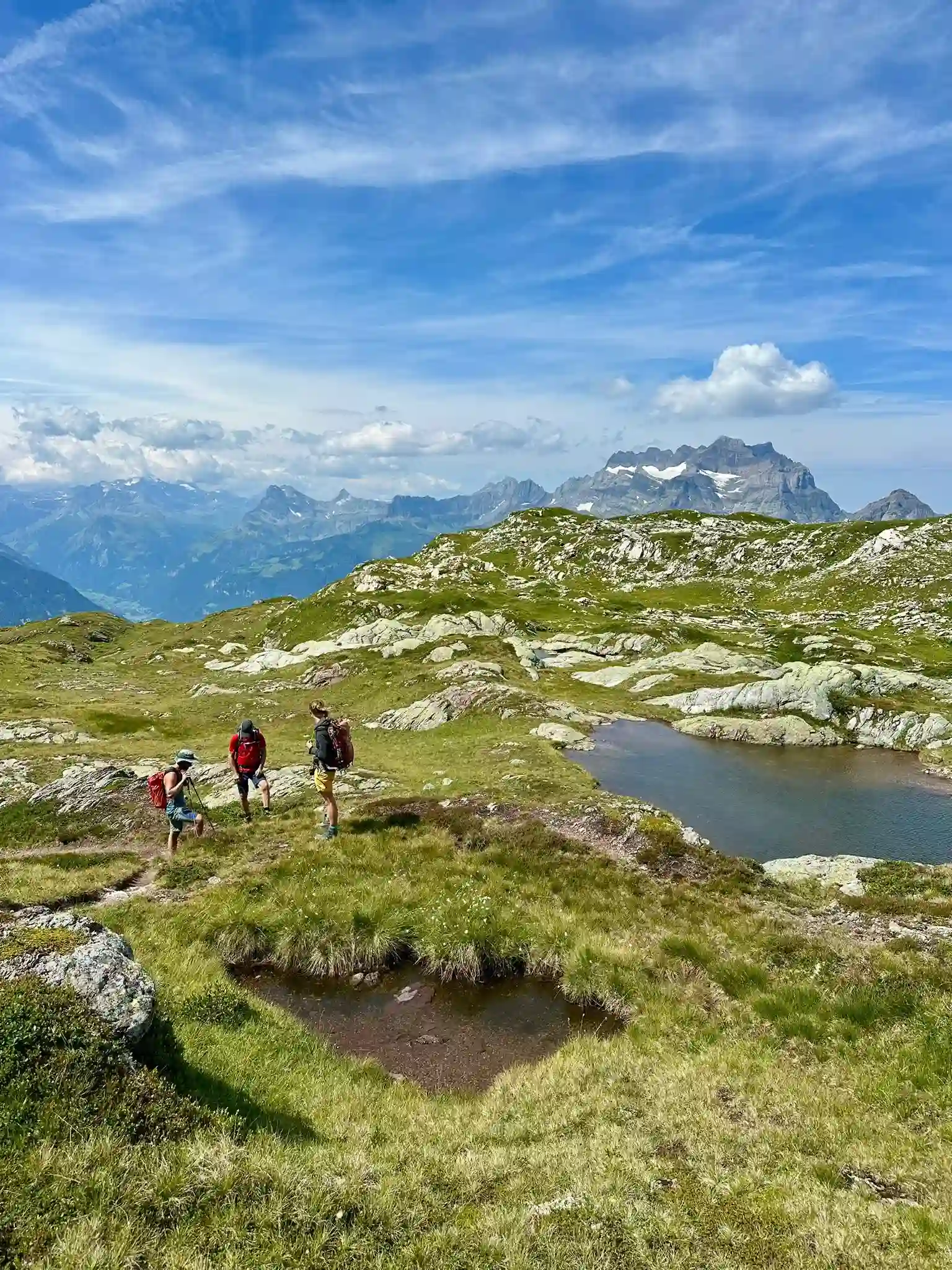Wandern am Bergsee – Geführte Wanderung Natursinne Schweiz Wandergruppe bei einem Bergsee in den Schweizer Alpen