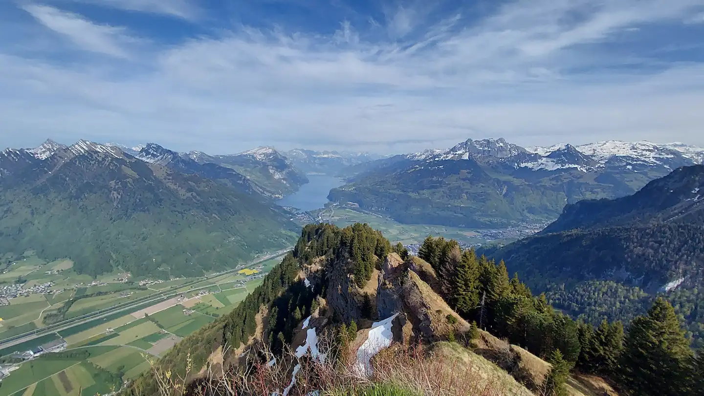 planggenstock_aussicht_hoehenangst_ueberwinden Panoramablick vom Planggenstock auf Bergsee und Schweizer Alpen